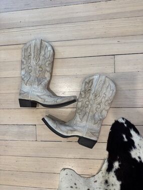 Ariat White Embroidered Western Cowboy Boots